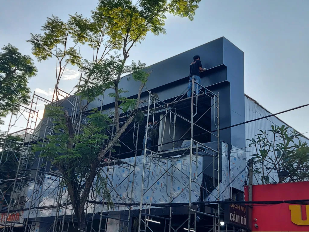 Thợ đang thi công bảng hiệu Alu tại Huế
